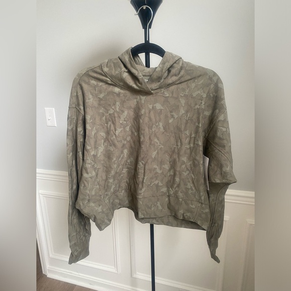 NWT Athleta Printed Farallon‎ Sweatshirt Size Medium - Picture 1 of 8
